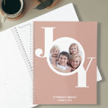 Agenda Foto personalizada Dourada do rosa<br><div class="desc">Este moderno Planeador 2023 apresenta a palavra JOY em tipografia na moda num fundo cor-de-rosa pincelado,  rosa dourado. Facilmente personalizável com sua foto,  nome e ano.</div>