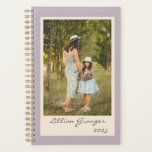 Agenda Foto personalizada lilac personalizada simples com<br><div class="desc">Planeje seus dias, semanas e meses com facilidade usando este planejador simples e na moda, em uma cor lilás desértica silenciada. Com espaço para sua foto favorita e personalizado com seu nome, este planejador traz um toque pessoal para sua organização. Seu formato flexível e sem data permite que você comece...</div>