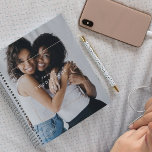 Agenda Foto personalizada: mínimo 24/4<br><div class="desc">Crie seu planejador personalizado para 2024. Design apresenta uma fotografia da sua escolha,  uma imagem quadrada falsa em ouro,  o ano em letra e as suas iniciais ou nome.</div>