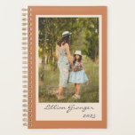 Agenda Foto Personalizada Simples Na moda Terracotta<br><div class="desc">Planeje seus dias, semanas e meses com este planejador de terracota do deserto simples e na moda, com sua foto favorita e personalizado com seu nome. ideia de presente de excelente.</div>