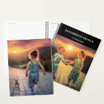 Agenda Fotos simples e modernas da família negra, monogra<br><div class="desc">Nome moderno do monograma de fotos da família negra Planner. Você pode personalizá-lo e adicionar suas próprias fotos,  adicionar seu nome e ano de texto.</div>