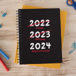 Agenda Funny Positivity 2022 Planner<br><div class="desc">Engraçado planejador 2022 com fundo preto na moda,  e o humorístico ditado "2020,  2021 ainda é uma porcaria,  2022 dedos cruzados".</div>