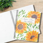 Agenda Girassóis Amarelos Personalizados<br><div class="desc">Girassóis trazem alegria! Aproveite o planejamento do seu ano com este brilhante planejador de girassol amarelo ensolarado. Os girassóis amarelos e as folhas verdes estão sobre fundo branco e você pode personalizar este planejador com seu nome e o ano. Original Watercolor © Michele Davies.</div>