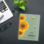 Agenda Girassóis amarelos santagem nome verde<br><div class="desc">Mantenha-se organizado em estilo com o nosso Planador Espiral Personalizado de Girassol e Abelhas, com um design encantador inspirado pela beleza da natureza. Perfeito para planejar seus dias com um toque de capricho, este planejador combina funcionalidade com uma estética encantadora. Sage green Background: o pano de fundo bege suave fornece...</div>