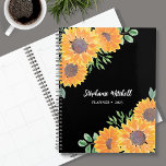 Agenda Girassol Elegante 2023<br><div class="desc">Este elegante Planador é decorado com girassóis de cor d'água e folhagem verde sobre fundo preto. Você pode personalizá-lo adicionando seu nome e mudando o ano. Use a opção Ferramenta Design para alterar o tamanho, o estilo e a cor do texto. Porque nós criamos a nossa trabalho de arte, você...</div>