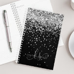 Agenda Glam Black Silver Glitter Monograma<br><div class="desc">Glitter Elegante de Monograma Elegante de Prata Negra Glam Personalize facilmente este design de planejador gráfico de tendências com brilho brilhante prateado elegante em um fundo preto. O design apresenta seu monograma manuscrito com toalhetes bonito e nome.</div>