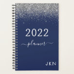 Agenda Glama do Monograma de 2022 com Marinho de prata az<br><div class="desc">2022 Silver e Marinho Blue Sparkle Glitter Monograma Name ou Spiral Calendar Planner Notebook. Isto faz o doce e perfeito aniversário de 16 anos,  casamento,  chá de panela,  aniversário,  chá de fraldas ou festa de solteira presente para alguém que ama luxo de luxo e estilos quíticos.</div>