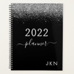 Agenda Glama Monograma de 2022 Silver Black Glitter<br><div class="desc">2022 Silver and Black Sparkle Glitter Monographic Name (Nome do monograma da brilha do prata e do brilho preto) ou Spiral Planner de notebook inicial do calendário. Isto faz o doce e perfeito aniversário de 16 anos, casamento, chá de panela, aniversário, chá de fraldas ou festa de solteira presente para...</div>