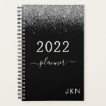 Agenda Glama Monograma de 2022 Silver Black Glitter<br><div class="desc">2022 Silver and Black Sparkle Glitter Monographic Name (Nome do monograma da brilha do prata e do brilho preto) ou Spiral Planner de notebook inicial do calendário. Isto faz o doce e perfeito aniversário de 16 anos, casamento, chá de panela, aniversário, chá de fraldas ou festa de solteira presente para...</div>