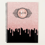 Agenda Glitter de gotejamento Dourado de Rosa Elegante mo<br><div class="desc">Este planejador personalizado 8, 5 x 11,  giro,  tem um monograma preto e branco numa bela folha de ouro rosa falsa e com um fundo brilhante. Personalize-o para si mesmo ou faça um presente divertido para aniversários e Natal. Projetado para você pelo Blackberry Boulevard.</div>