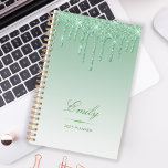 Agenda Glitter de Luxo Chic Drips Personalizados Green 20<br><div class="desc">Este planejador de chic apresenta uma borda brilhante verde faux glitter e fundo verde ombre. Personalize-o com o seu nome em uma escrita elegante sobre um divisor de diamantes verde. As palavras "2025 Planner" ou outro texto de sua escolha aparecem na fonte sans serif abaixo.</div>