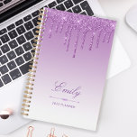 Agenda Glitter De Luxo Chic Drips Purple Personalizado 20<br><div class="desc">Este planejador de chic apresenta uma borda brilhante de faux glitter roxa e fundo ombre roxo. Personalize-o com o seu nome em uma escrita elegante sobre um divisor de diamantes roxo. As palavras "2025 Planner" ou outro texto de sua escolha aparecem na fonte sans serif abaixo.</div>