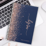 Agenda Glitter Dourado Rosa Azul do Marinho Personalizado<br><div class="desc">Personalize este elegante design moderno com o seu nome no guião vertical de assinatura cor-de-rosa-rosa num fundo azul marinho aparado com uma borda cintilante azul rosa. Adicione o ano na fonte sans serif. (Para manter as cinzas no início e no fim do nome, substitua apenas as letras, deixando os símbolos...</div>