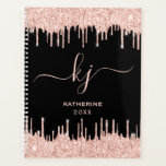 Agenda Glitter Dourado rosa Drives Monograma Salão de Bel<br><div class="desc">Girly, Elegante, Sylish Light Rosa Glitter Drips 2 Monograma Script personalizado nome personalizado monograma, monograma, salão de beleza. Apresentando um quadro de gotejamento de brilho rosa claro de luxo moderno, uma fonte grande de script monograma com letras duplas com hastes (iniciais de tamanho grande) e um nome de fonte serif...</div>