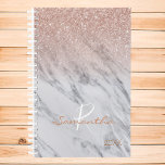 Agenda Glitter Ombre Mármore Dourado Rosa Monograma Anual<br><div class="desc">Este design foi criado através de arte digital. Ele pode ser personalizado na área fornecida ou personalizado escolhendo a opção "clique para personalizar ainda mais" e alterando o nome, iniciais ou palavras. Você também pode alterar a cor e o estilo do texto ou excluir o texto para um design apenas...</div>