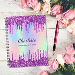 Agenda Glitter roxo branco pinga monograma rosa 2023<br><div class="desc">Um arco-íris, fundo holográfico colorido de unicórnio. Decorado com gotas de brilho sujo em roxo e rosa. Personalize e adicione um nome, letras cor púrpura e o texto na coluna. Perfeito para escola, trabalho, família, de volta para a escola. O nome é escrito com um moderno estilo escrito à mão....</div>