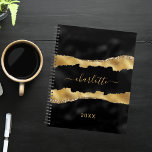 Agenda Gráfico elegante do nome do mármore do ouro preto<br><div class="desc">Ouro preto e fino,  agato,  impressão de pedra mármore como fundo. Personalize e adicione seu nome e um ano. O nome é escrito com um moderno estilo escrito à mão.</div>