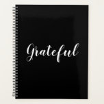 Agenda Grateful preto, preto e personalizado, moderno ele<br><div class="desc">Grateful personalizado preto e branco caligrafia texto moderno de gratidão elegante Planejador. Texto branco personalizável sobre fundo preto de cores sólidas. As cores são editáveis. Você pode optar por deixá-lo como está,  ou personalizá-lo com seu nome,  iniciais,  ano,  etc.,  diário de reconhecimento diário,  diário pessoal.</div>