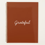 Agenda Grateful terracotta - script casual moderno<br><div class="desc">Grateful terracotta e personalidades brancas,  casual e casual,  personalidades informais,  caligrafia com escrita manual minimalista moderalista simples e elegante Planner de gratidão. Texto branco personalizável sobre fundo de cor sólida plano de terracota. Você pode personalizá-lo com seu nome,  monograma,  iniciais,  ano ou texto personalizado.</div>
