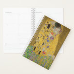 Agenda Gustav Klimt O Beijo<br><div class="desc">O Beijo é a pintura mais icônica e famosa de Gustav Klimt. É uma bela pintura de ouro de um casal profundamente apaixonado compartilhando um momento romântico de um beijo apaixonado. Obtenha suas ideias de presentes de alta qualidade e produtos maravilhosos com esta maravilhosa obra-prima. Veja nossa loja mais ideias...</div>