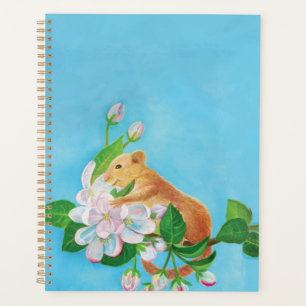 Agenda Hazel Dormouse em um galho florescente