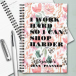 Agenda I Work Duro Floral<br><div class="desc">Seu nome e o ditado "Eu trabalho duro para que eu possa comprar mais" estão em um divertido impressão floral cor de rosa neste planejador anual. Ideal para você mesmo ou um presente excelente para qualquer ocasião.</div>