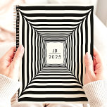 Agenda Ilusões Ópticas Black and White Stripes 2025<br><div class="desc">Organize-se e mesmerize-se com este planejador exclusivo que inclui um design de ilusão óptica com faixas em negrito e branco. Personalize-o com as vossas iniciais e o ano de 2025 para um olhar moderno e atraente. Este planejador é perfeito para acompanhar compromissos, tarefas e todas as suas datas importantes. Com...</div>