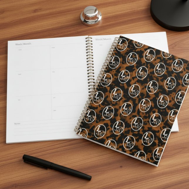 Agenda Impressão de Casco de Tartaruga com Monograma Mode (Add a touch of chic charm to your desk with this Elegant Typography Monogram Tortoise Shell Planner!)