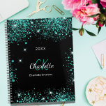 Agenda Iniciais de 2023 para o monograma verde com brilho<br><div class="desc">Fundo preto,  texto branco. Decorado com pó verde-lacrimogêneo,  poeira brilhante. Personalize e adicione suas iniciais,  nome e ano do monograma.</div>