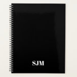 Agenda Iniciais minimalistas de monograma branco preto<br><div class="desc">Simples e elegante preto e branco personalizado com três letras de monograma na parte inferior do planejador personalizado base. Você pode personalizá-lo com suas iniciais, nome ou qualquer texto. Chic moderno, simples e elegante. Texto branco personalizável, cor de fundo preto sólido. Verifique o resto da coleção Projetos Brighton para obter...</div>