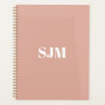 Agenda Iniciais minimalistas de monograma rosa empoeirado<br><div class="desc">Ano personalizado,  monograma,  iniciais ou nome elegante,  simples e personalizado Planejador personalizado,  rosa-poeirento e branco,  minimalista e moderno. Texto branco personalizado sobre fundo sólido rosado poeirento de cor clara.</div>