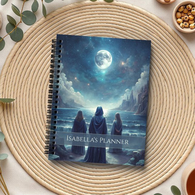 Agenda Irmãs da Lua - Bruxa Lunar Mística (Moon Sisters - Mystical Lunar Witch Planner on a boho table with botanicals and a cup of tea)