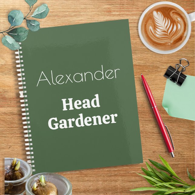 Agenda Jardineiro Engraçado Jardinagem Personalizada Pers (A spiral-bound garden planner with Head Gardener words, to personalize with the recipient's name)