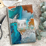 Agenda Laranja-prateada-cor-de-água-mácula monograma<br><div class="desc">Um quadrado de folha prateada cintilante, falso, com um monograma de tipografia de script sobrepõe um rico, veado prateado, azul turquesa e cor de laranja amarela neste planejador anual de chic, elegante, de tendências e de nome personalizado. Personalize com a sua inicial. Este planejador é fornecido em 2 tamanhos: pequeno...</div>