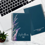 Agenda Lavanda Floral Azul Botânico Anual<br><div class="desc">Planejador Anual. Gerencie seu tempo com a ajuda deste planejador anual azul bonito com florescências de lavanda no lado esquerdo. Personalize-o com o seu nome e o ano. A parte traseira tem uma cotação de gerenciamento de tempo que você pode editar, excluir ou manter como está. Esses planejadores fazem um...</div>