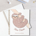 Agenda Lenta e Bastante Lenta<br><div class="desc">Este planejador bonito é decorado com uma preguiça sorridente rosa dourada. Diz "Devagar" e você pode mudar isso para suas próprias palavras. Facilmente personalizável com seu nome e ano. Desenho original © Michele Davies.</div>