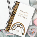 Agenda Leopard Print Rainbow Permaneça Positivo Cotação 2<br><div class="desc">Mantenha-se Duro de trabalho positivo Faça acontecer,  planejador personalizado com design de impressão do leopardo-arco-íris. Simples,  giro e moda com uma citação moderna em tipografia escrita à mão - perfeita para as mães de escola,  escritório e multitarefa!</div>