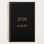 Agenda Letra Feminina com Monograma de Nome em Preto Mini<br><div class="desc">Planejador personalizado feminino minimalista simples e limpo Preto e Dourado Monograma Nome Assinatura Rótulo 2023 ou qualquer ano. Este design apresenta seu primeiro nome em uma linda tipografia de letra manuscrita com cauda swash (ou caligrafia) em dourado sobre fundo preto. Ótimo presente feminino e elegante para aniversário, dia das mães,...</div>