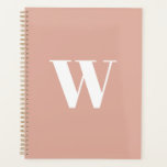 Agenda Letra inicial personalizada cor-de-rosa poeirenta<br><div class="desc">Monograma moderno,  cor-de-rosa poeirento e letra inicial personalizada branca ou número minimalista simples e elegante Planejador personalizado personalizado. Texto branco personalizado sobre fundo sólido rosado poeirento de cor clara.</div>