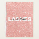 Agenda Livro de Compromissos de Literatura Dourada do Ros<br><div class="desc">Mantenha tudo organizado e pronto com este Planeador de Livros de Compromissos da Literatura Dourada do Rosa Moderno. Perfeito para seu salão de beleza, quando você faz cabelos, unhas, sobrancelhas e chicotadas, e maquiagem, o livro de compromisso facilmente lhe dará noivados e fará o tempo todo para clientes felizes virem....</div>