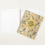 Agenda Livro do Ano Personalizado da Apicultura | Abelhas<br><div class="desc">Livro do Ano Personalizado da Apicultura | Design da Rainha da Vintage. Mantenha sempre o seu ano de apicultura atualizado com este planejador semanal. O layout semanal do planejador permite manter todos os registros em um único lugar e planejar o ano de apicultura.</div>