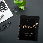 Agenda Logotipo comercial da tipografia ouro-rosa preto 2<br><div class="desc">Um fundo preto chic,  decorado com uma caneta de pena. Personalize e adicione seu negócio,  logotipo da empresa,  nome e ano. Texto do ouro: Planejador</div>