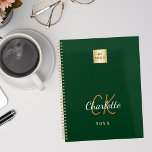 Agenda Logotipo comercial do monograma verde Emerald 2025<br><div class="desc">Esmeralda verde e texto branco e ouro. Personalize e adicione o seu logótipo,  as iniciais do monograma,  o nome e um ano (ou qualquer ano). Seu logotipo na frente e atrás. Espaço para o seu endereço no verso.</div>