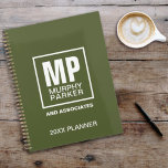 Agenda Logotipo Comercial Simples de Monograma Verde Oleí<br><div class="desc">O costume faz seus acessórios de escritório em verde-oliva escuro e branco. Este logotipo monograma é moderno, simples e ousado. Apresenta duas letras de iniciais com nomes na parte inferior, todas dentro a quadrado. Personalize o ano e o azulejo do planejador, do livro de compromissos ou do programador. É profissional,...</div>