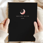 Agenda Logotipo das estrelas da lua do Dourado Crescente<br><div class="desc">Capturar a magia do cosmos com esta lua crescente de ouro rosa celeste e o planejador de logotipos de estrelas. Perfeito para mulheres que amam designs elegantes e místicos, este planejador combina beleza com funcionalidade. Os sotaques de ouro rosa e os motivos celestes adicionam um toque de sofisticação à sua...</div>