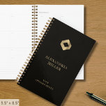 Agenda Logotipo Dourado preto Elegante<br><div class="desc">Mantenha-se organizado e eleve sua marca com nosso Elegante Black e Dourado Planner, personalizável com seu logotipo. Apresentando um cobrir preto elegante, enfeitado com um emblema refinado de diamante de ouro, este planejador combina estilo e funcionalidade. Perfeito para mapear sua agenda, rastrear metas ou gerenciar compromissos de clientes, este planejador...</div>