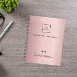Agenda Logotipo elegante para empresas de nome rosa esmag<br><div class="desc">Um fundo cor-de-rosa azul feminino. Personalize e adicione o logotipo da sua empresa,  texto,  ano e nome pessoal. Se desejar sem texto,  use sua chave de espaço traseiro para excluí-la.</div>