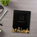 Agenda Logotipo imobiliário da Skyline City em ouro negro<br><div class="desc">Um fundo negro,  com uma falsa linha do horizonte de ouro como decoração. Modelo para o logotipo da sua empresa e seu nome ou texto. Ouro,  Perfeito para agentes imobiliários! Este planejador também está disponível em nossa loja sem um logotipo.</div>
