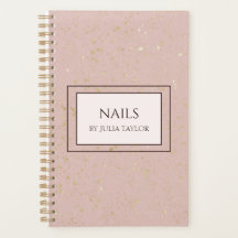 Manicurista de salão de unhas, cor-de-rosa, pastel