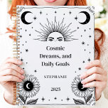 Agenda Manifestação de Sun Cósmico e Nome Personalizado d<br><div class="desc">Esta inspiradora design apresenta elementos celestes como sol, lua e estrelas, cercados por elegantes ilustrações de girassol num estilo minimalista de preto e branco. A frase "Sonhos Cósmicos e Objetivos Diários" acrescenta um toque motivacional, encorajando foco e intenção. Personalizado com um nome e ano personalizados, é perfeito para entusiastas da...</div>